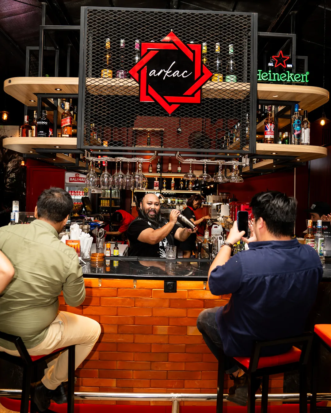Throwback to an epic night when the one & only  @yudhizt_papa13 took over the bar.